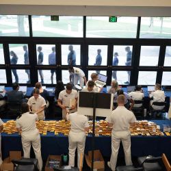 Los estudiantes de primer año ingresan al edificio para registrarse durante el Día de Inducción en la Academia Naval de los Estados Unidos. Foto de Kayla Bartkowski /AFP | Foto:AFP