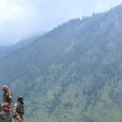 Personal de seguridad monta guardia en la cima de una montaña antes de la peregrinación hindú, de Amarnath en Chandanwari. Foto de Tauseef MUSTAFA / AFP | Foto:AFP
