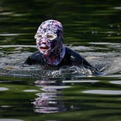 Una persona con protección solar nada en un río de Pekín. Foto de Wang Zhao / AFP | Foto:AFP