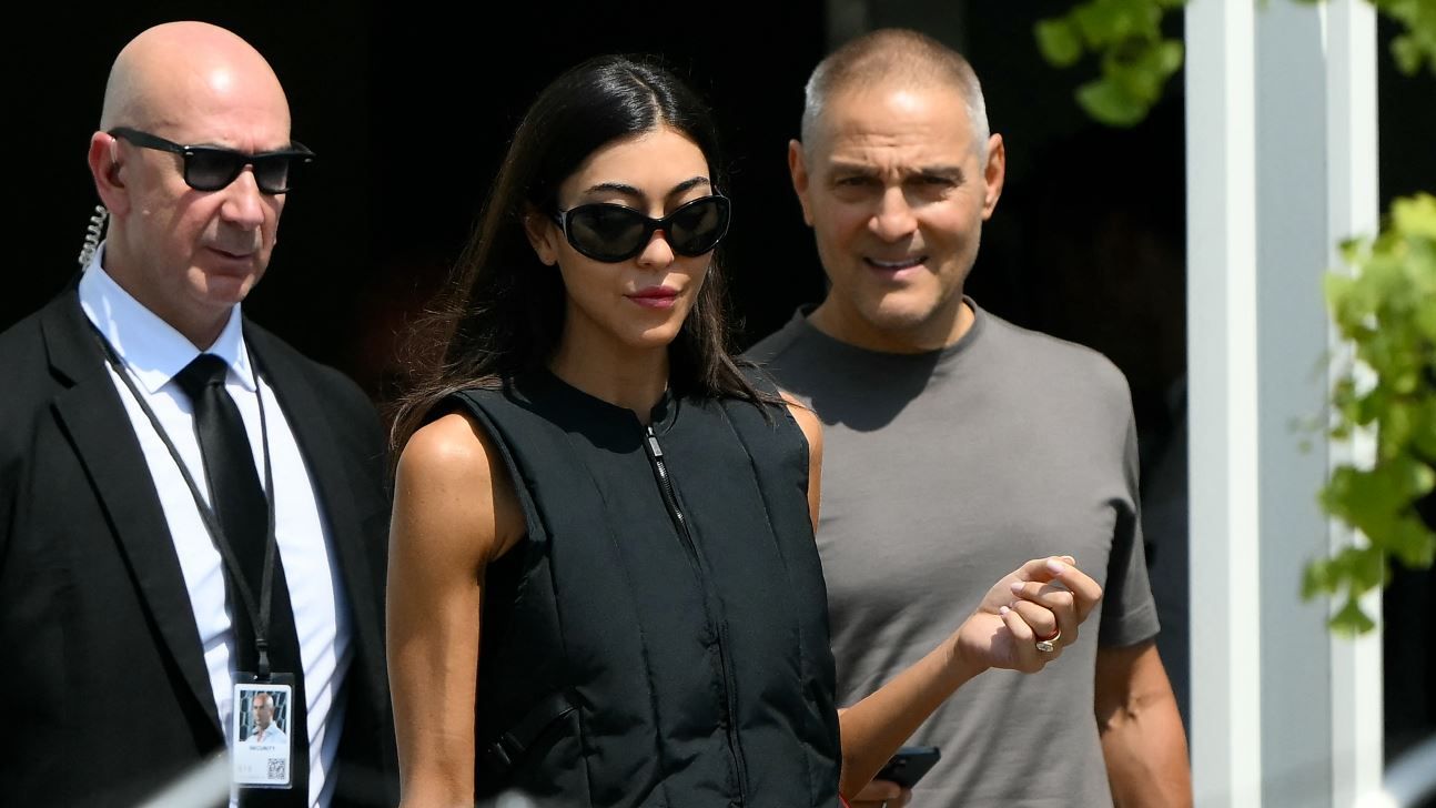 El agente de talentos estadounidense Ari Emanuel y su esposa, la diseñadora estadounidense Sarah Staudinger