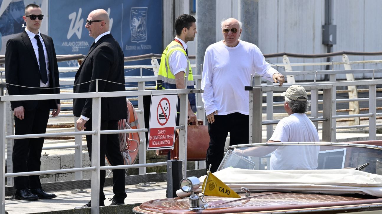 El empresario estadounidense Barry Diller (derecha) sube a un taxi acuático tras su llegada al aeropuerto Marco Polo de Venecia, antes de la boda de Jeff Bezos el 25 de junio de 2025