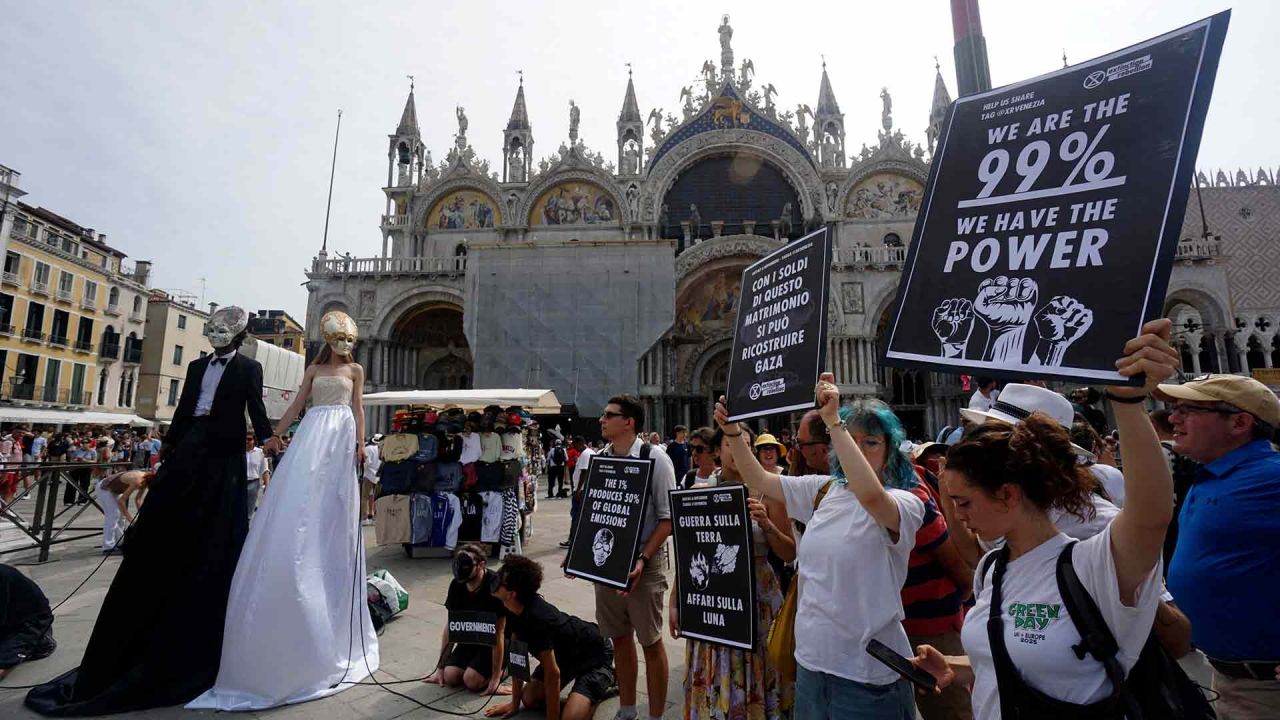 Activistas del grupo "Rebelión contra la Extinción" contra el turismo excesivo y la boda del fundador de Amazon, Jeff Bezos. Foto de Andrea MEROLA /AFP | Foto:AFP