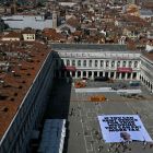 Cartel contra Jeff Bezos en Venecia