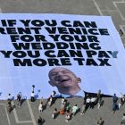 Cartel contra Jeff Bezos en Venecia