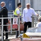 El empresario estadounidense Barry Diller (derecha) sube a un taxi acuático tras su llegada al aeropuerto Marco Polo de Venecia, antes de la boda de Jeff Bezos el 25 de junio de 2025
