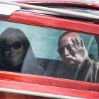 El fundador de Amazon, Jeff Bezos, y Lauren Sánchez saludan desde el taxi acuático al llegar al Hotel Aman el 25 de junio de 2025