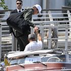 El jugador de fútbol americano estadounidense Tom Brady se prepara para subir a un taxi acuático tras aterrizar en el aeropuerto Marco Polo de Venecia antes de la boda de Jeff Bezos el 26 de junio de 2025