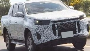 La nueva Toyota Hilux pierde camuflaje y se filtran detalles sobre su debut