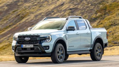 El sistema de propulsión ofrece un torque de 71 kgm, así como 281 CV de potencia y hasta 52 km de conducción urbana en modo eléctrico.