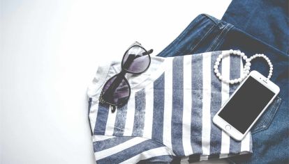 Marcas como Shein y Temu crecieron exponencialmente gracias a precios accesibles, velocidad de respuesta y una estética que conquista redes. Sin embargo, detrás del fenómeno del ultra fast fashion se abre el debate: ¿qué dejamos pasar cuando compramos tanto, tan rápido y tan barato?