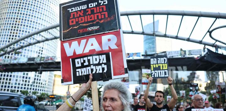 Un manifestante exige medidas para lograr la liberación de los rehenes israelíes. Foto de Fadel SENNA / AFP