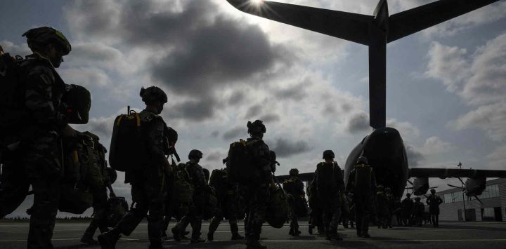 Soldados del 3.er Regimiento Paracaidista de Infantería de Marina suben a bordo de un Airbus A400M militar francés. Foto de Ed JONES / AFP