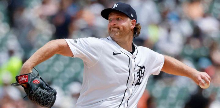 Dietrich Enns #51 de los Tigres de Detroit lanza contra los Atléticos durante la segunda entrada en el Comerica Park, en Detroit. Foto de Duane Burleson / AFP
