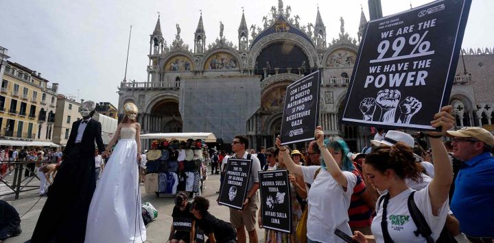 Activistas del grupo "Rebelión contra la Extinción" contra el turismo excesivo y la boda del fundador de Amazon, Jeff Bezos. Foto de Andrea MEROLA /AFP