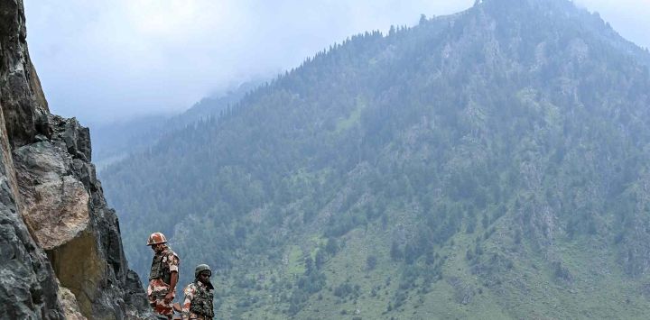 Personal de seguridad monta guardia en la cima de una montaña antes de la peregrinación hindú, de Amarnath en Chandanwari. Foto de Tauseef MUSTAFA / AFP
