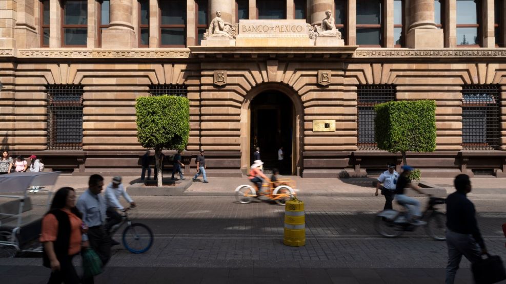 Mexican Peso Trims Loss As Traders Digest Trump Win