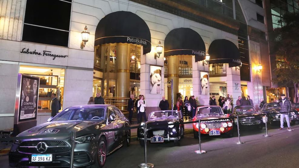 Shopping deberá pagar indemnización millonaria a mujer que cayó por escalera mecánica.