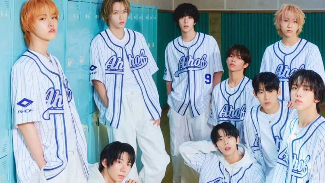 El grupo de K-Pop AHOF presenta el popurrí destacado de 