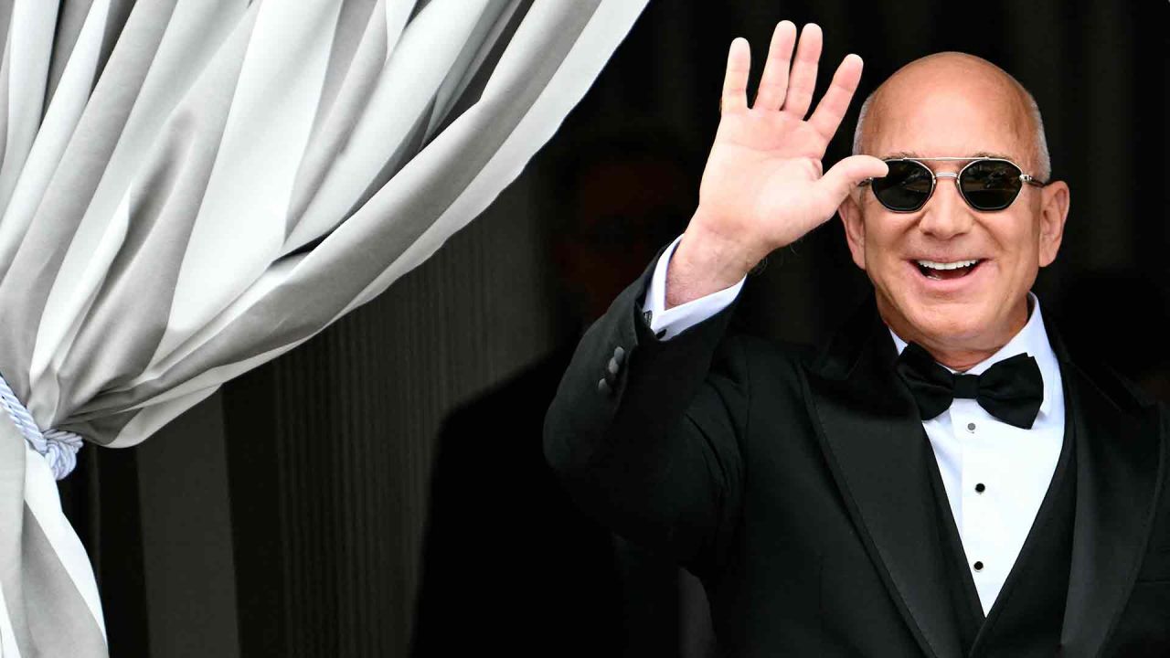 El fundador de Amazon, Jeff Bezos, sale del Hotel Aman el día de su boda en Venecia. Foto de Stefano Rellandini / AFP | Foto:AFP