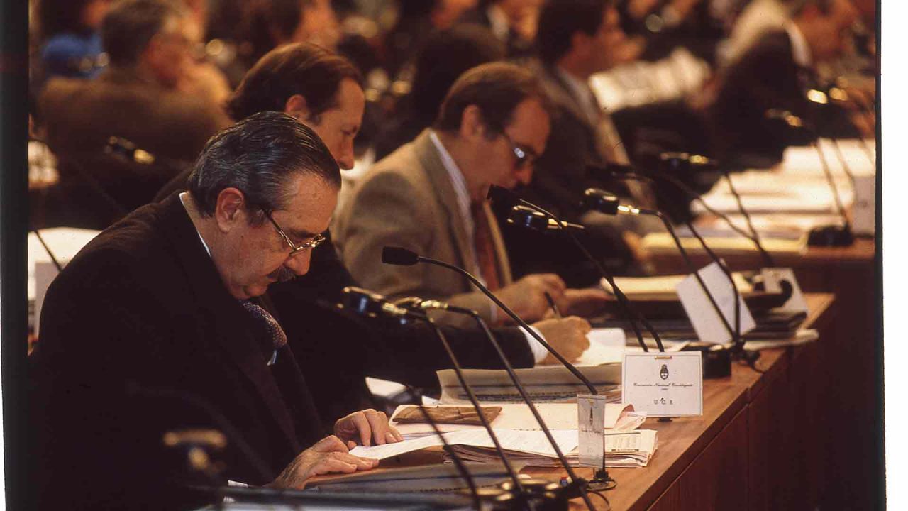 Raúl Alfonsín en la Convención Constituyente. | Foto:Cedoc