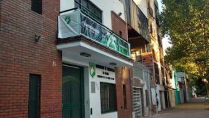 El cuerpo del docente fue encontrado en el baño de la sede.