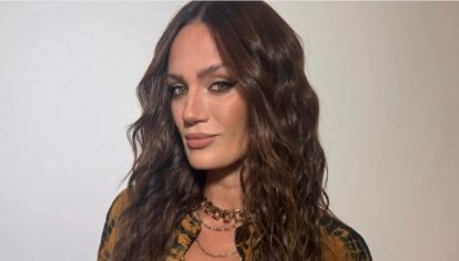 Pimienta, jazmín, mandarina y ámbar se mezclan en la fragancia que la modelo y conductora lleva como sello personal. Un aroma romántico y vibrante que la acompaña en cada paso.