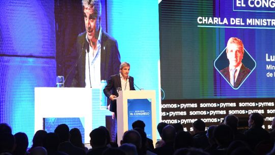 Sin definiciones en la revisión, el FMI estira el análisis y Luis Caputo busca esquivar la incertidumbre