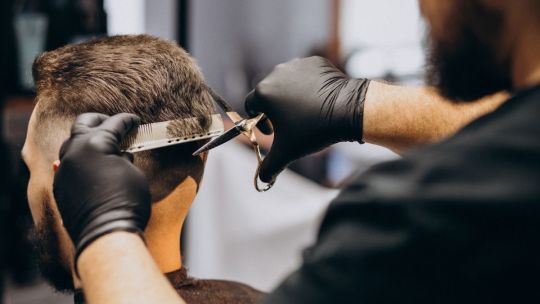Cambio de look: cuáles son los mejores días para cortarte el pelo en julio del 2025, según el calendario lunar