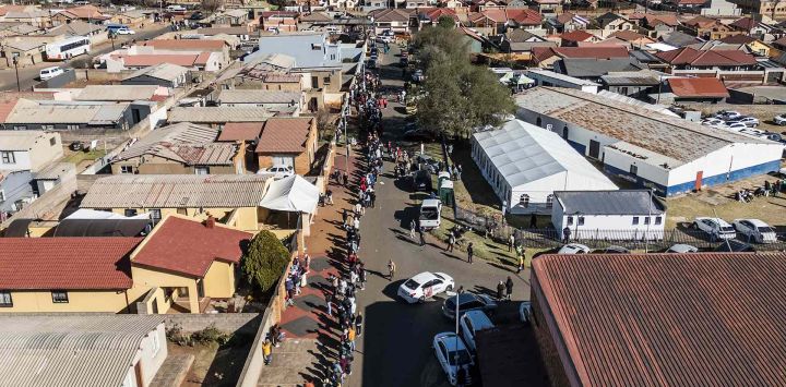 Desempleados haciendo fila para entregar los formularios de solicitud de empleo del Departamento de Desempleo y Trabajo en un centro de Chiawelo, Soweto. Foto de Phill Magakoe / AFP