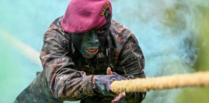 Un miembro de la unidad élite Kaibil del Ejército de Guatemala participa en un ejercicio de entrenamiento en Poptún, Guatemala. Foto de JOHAN ORDONEZ / AFP