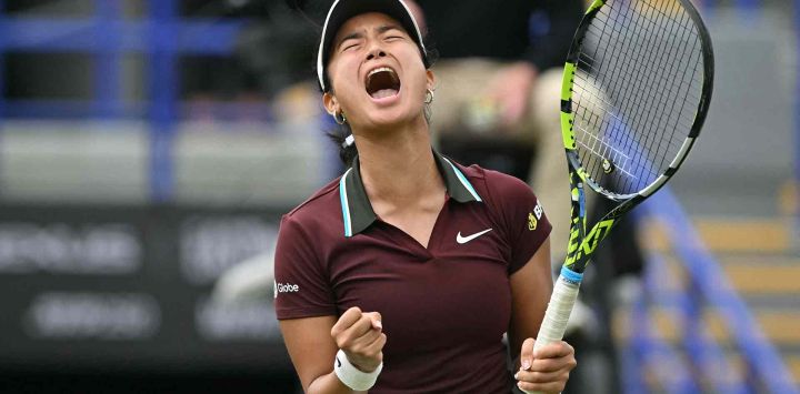 La filipina Alexandra Eala reacciona tras vencer a la francesa Varvara Gracheva en el Torneo internacional de tenis Lexus Eastbourne. Foto de Glyn KIRK / AFP