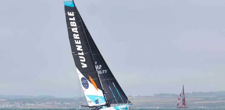 El monocasco de la clase Imoca "Vulnerable" en el Canal de la Mancha, frente a la costa de Boulogne-sur-Mer, noroeste de Francia. Foto de FRANCOIS LO PRESTI / AFP