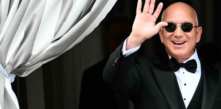 El fundador de Amazon, Jeff Bezos, sale del Hotel Aman el día de su boda en Venecia. Foto de Stefano Rellandini / AFP