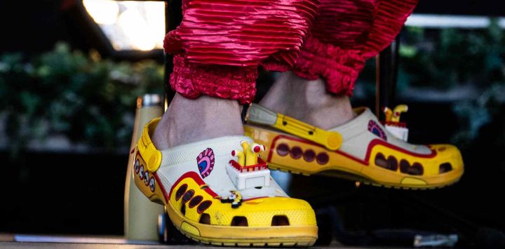 Los zapatos del cantante británico Jacob Collier mientras actúa en el escenario del festival de música Tinderbox en Odense, Dinamarca. Foto de Helle Arensbak / AFP