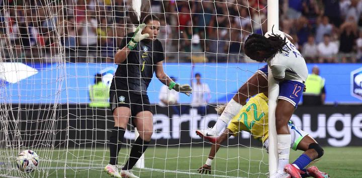 La delantera francesa número 12, Marie-Antoinette Katoto anota un gol entre Francia y Brasil en el Estadio de los Alpes en Grenoble. Foto de Alex MARTIN / AFP