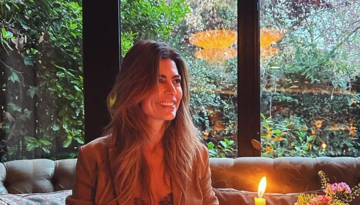 Juliana Awada demostró cómo llevar el chaleco peluche tendencia en un jugado look