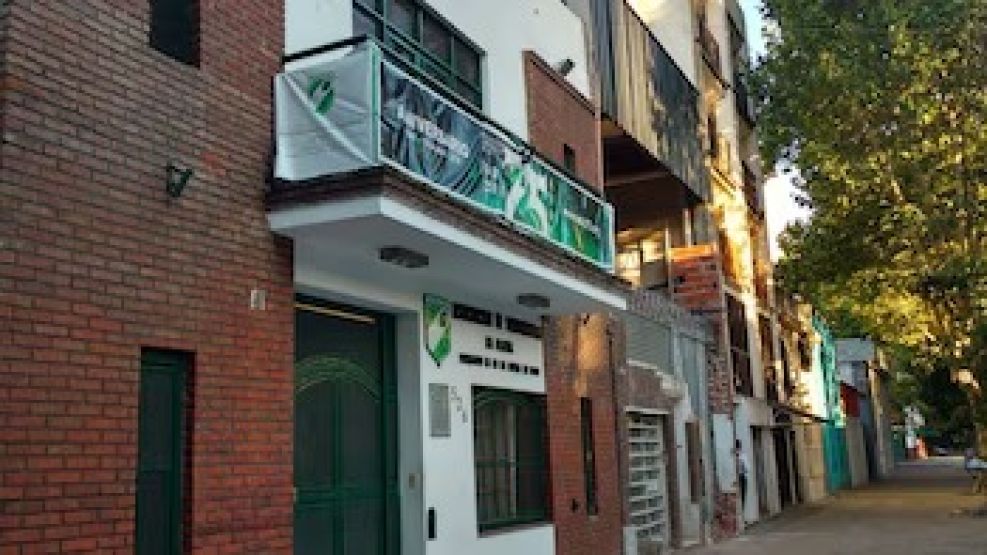 El cuerpo del docente fue encontrado en el baño de la sede.