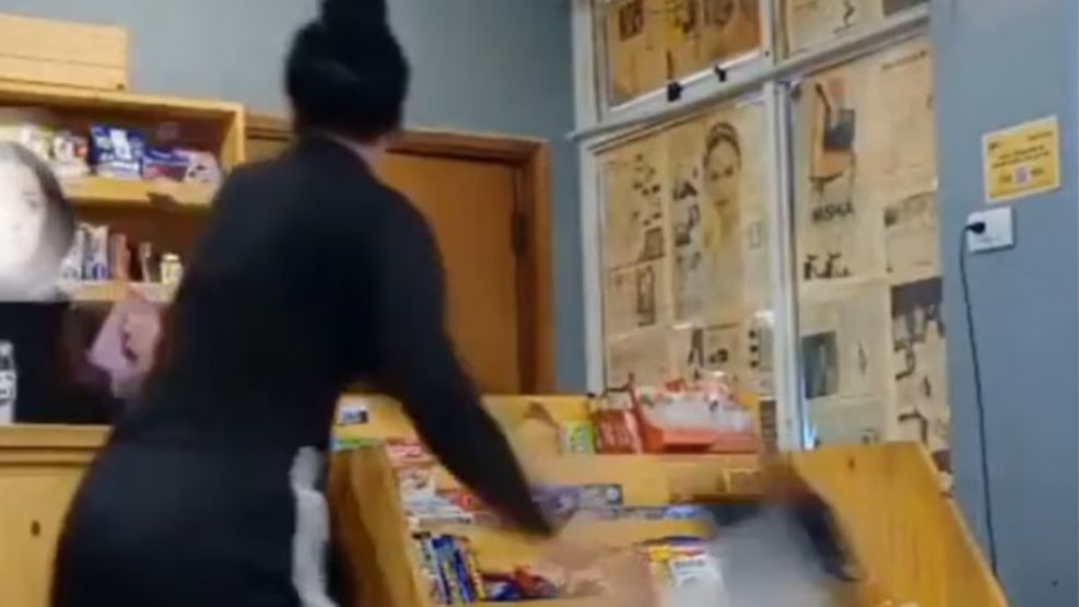 Una joven destrozó el buffet universitario en el que trabajaba.