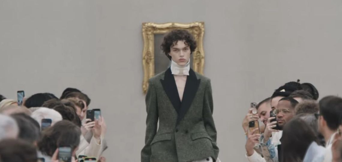 Jonathan Anderson debuta en Dior Homme con una colección poética, ambigua y profundamente emocional
