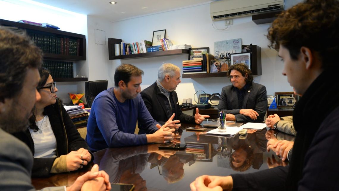 Acuerdo entre una universidad pública y la industria para alinear la educación tecnológica y el sector productivo