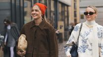 Moda invierno 2025: gorros rusos, botas altas y otras prendas protagonistas
