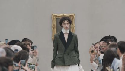 Sin fuegos artificiales ni declaraciones estridentes, Jonathan Anderson estrenó su primera colección para Dior Men’s Primavera-Verano 2026 con una propuesta profundamente emocional, artística y silenciosamente disruptiva. Un desfile que marcó un antes y un después en la maison y en la industria.
