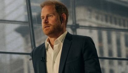 El miembro de la familia real británica busca reconstruir los lazos con su padre y su hermano a través de una invitación cargada de simbolismo.