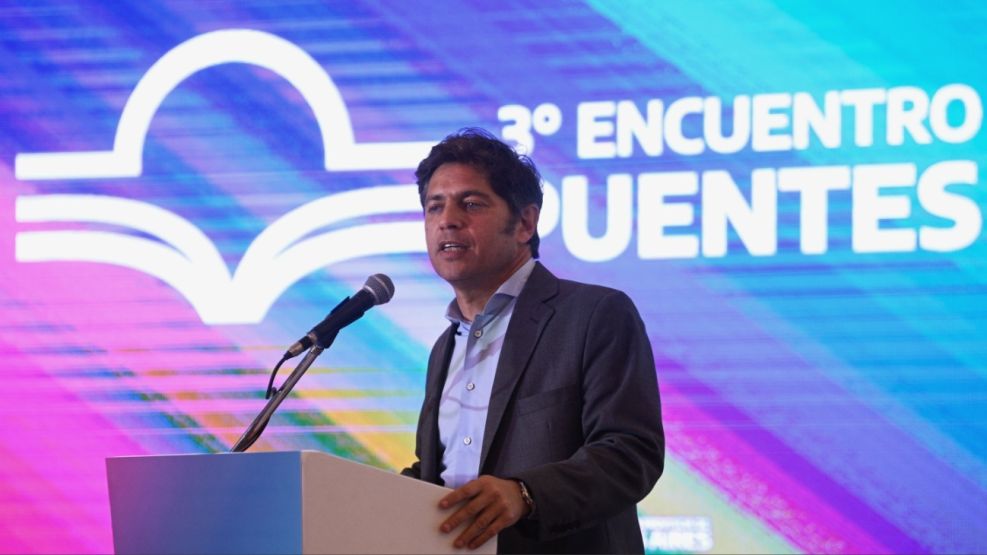 Axel Kicillof hablando contra Javier Milei