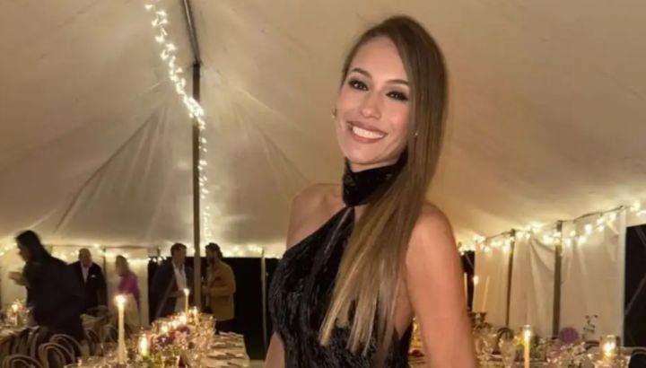 Pampita impuso el cuero total black con escote sutil y arrasó en su nuevo compromiso social