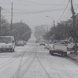 La nieve sorprendió a los habitantes de Puerto Madryn.