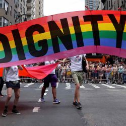 Los participantes del desfile portan una gran bandera del orgullo durante la Marcha del Orgullo de Nueva York. Foto de Leonardo Munoz / AFP | Foto:AFP