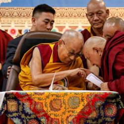 El líder espiritual tibetano, el Dalai Lama, bendice a un monje budista durante una ceremonia en el Templo Tibetano Principal de McLeod Ganj. Foto de Sanjay BAID / AFP | Foto:AFP