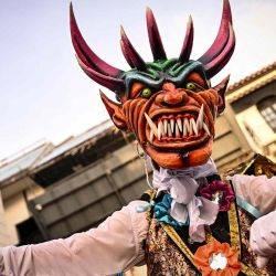 Un peregrino danzante con una máscara de diablo participa en la celebración del Corpus Christi en el centro histórico de la Ciudad de Panamá. Foto de MARTIN BERNETTI / AFP | Foto:AFP