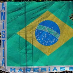 Simpatizantes del expresidente brasileño Jair Bolsonaro desplegando una bandera brasileña gigante durante una manifestación en la Avenida Paulista de São Paulo. Foto de Miguel SCHINCARIOL / AFP | Foto:AFP